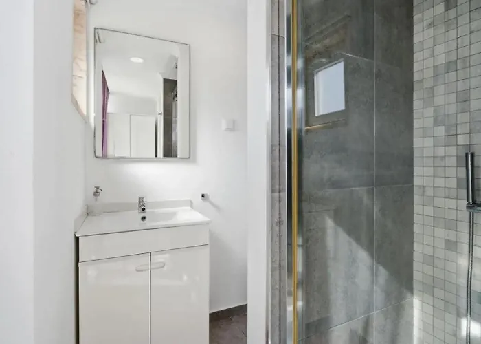 3 Bedrooms And Pool شقة باريد